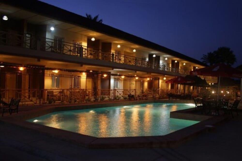 Bamboo Garden Hotel 세레쿤다 외부 사진